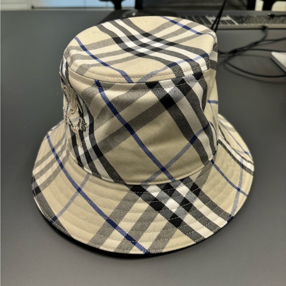Burberry bucket hat in the color Lichen.